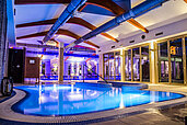 Pool mit Ambientebeleuchtunug im Familienhotel Kolping Hotel Spa & Family Resort in Ungarn.