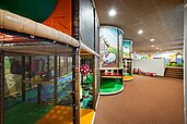 Indoor-Spielhalle mit vielen Spielmöglichkeiten und einer großen Softplayanlage im Familienhotel Alphotel Tyrol Wellness & Family Resort in Südtirol.