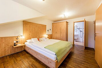 Ein Zimmer mit Doppelbett im Familienhotel Engel im Schwarzwald