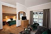 Große Familiensuite mit einem Schlafzimmer und einem Wohnbereich im Familienhotel Post Family Resort im Salzburger Land.