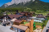 Das Familienhotel Tirolerhof liegt eingebettet in die Tiroler Bergwelt und begeistert mit großem Outdoor-Spielbereich, Pool und direkter Nähe zur Natur
