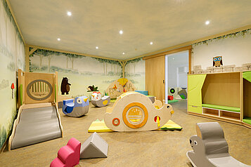 Indoor-Wald-Spielplatz für kleine Kinder im Familienhotel Kaiserhof an der Zugspitze.
