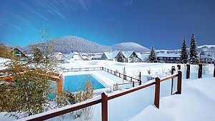 Aussicht auf dem Pool im Winter im Familienhotel Sonnenpark im Hochsauerland.