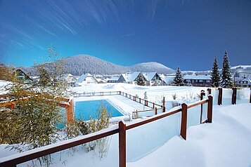 Aussicht auf dem Pool im Winter im Familienhotel Sonnenpark im Hochsauerland.