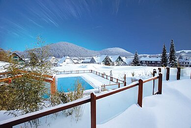 Aussicht auf dem Pool im Winter im Familienhotel Sonnenpark im Hochsauerland.