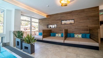 Gemütliche Lounge im Schwimmbad zum Liegen und Entspannen im Kinderhotel Stefan in Pitztal.