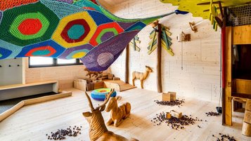 Spielscheune und Kletternetz im ErlebnisHof des Allgäuer Berghofs