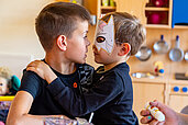 Zwei Jungs spielen in der liebevollen Kinderbetreuung des Familienhotels Deichkrone an der Nordsee.