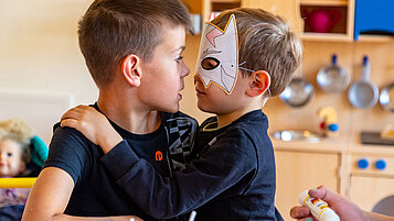 Zwei Jungs spielen in der liebevollen Kinderbetreuung des Familienhotels Deichkrone an der Nordsee.
