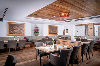 Modernes Restaurant mit gemütlichen Sitzplätzen für die ganze Familie im Familienhotel Landgut Furtherwirt in Tirol.