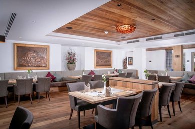 Modernes Restaurant mit gemütlichen Sitzplätzen für die ganze Familie im Familienhotel Landgut Furtherwirt in Tirol.