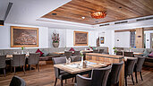 Modernes Restaurant mit gemütlichen Sitzplätzen für die ganze Familie im Familienhotel Landgut Furtherwirt in Tirol.