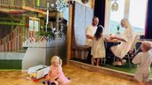 Kinder spielen im Indoor-Spielbereich im Restaurant des Familienhotels Rhön Feeling.