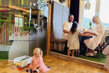 Kinder spielen im Indoor-Spielbereich im Restaurant des Familienhotels Rhön Feeling.