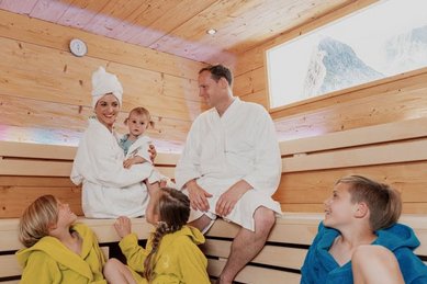 Eine Familie genießt gemeinsam entspannte Wohlfühlmomente in der Familiensauna im Familienhotel Tirolerhof