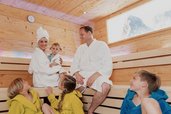 Eine Familie genießt gemeinsam entspannte Wohlfühlmomente in der Familiensauna im Familienhotel Tirolerhof