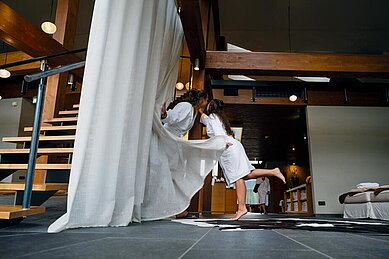 Mutter und Tochter geniessen die Zeit im Familienhotel Ulrichshof, indem Sie gemeinsam im Wellness entspannen.