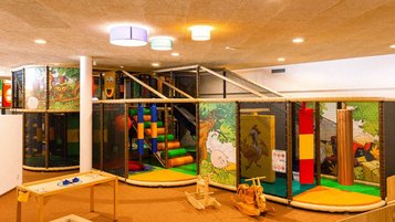 Ein kunterbunter Indoor-Funpark wartet im Familienhotel Alpura Retreat in Südtirol auf kleine Abenteurer.