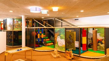 Ein kunterbunter Indoor-Funpark wartet im Familienhotel Alpura Retreat in Südtirol auf kleine Abenteurer.