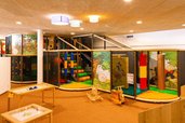 Ein kunterbunter Indoor-Funpark wartet im Familienhotel Alpura Retreat in Südtirol auf kleine Abenteurer.