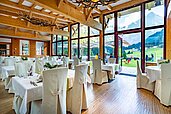 Restaurant mit Blick auf den Garten im Sommer im Familienhotel Bella Vista in Südtirol.