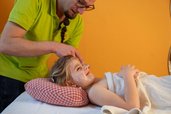 Für Kinder werden im Familienhotel Fichtelgebirge Mein Krug besondere Wellnessangebote gemacht. Ein Mädchen lässt sich mit einer Gesichtsmaske verwöhnen.