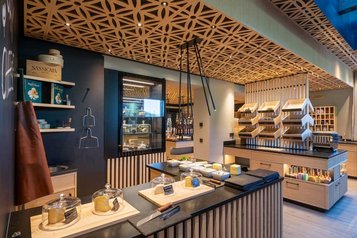 Großes Frühstücksbuffet im modernen Frühstücksraum des Familienhotels Huber in Südtirol.