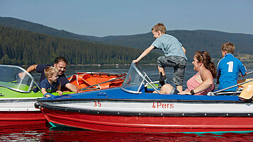 Wer ist schneller? Setzt euch eine Bootstour auf dem Schluchsee im Schwarzwald als Ausflugsziel.