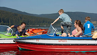Wer ist schneller? Setzt euch eine Bootstour auf dem Schluchsee im Schwarzwald als Ausflugsziel.