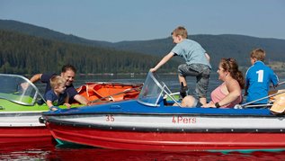 Wer ist schneller? Setzt euch eine Bootstour auf dem Schluchsee im Schwarzwald als Ausflugsziel.