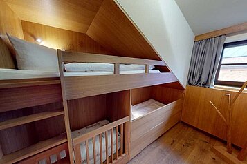 Kinderzimmer mit Hochbett und Babybett im Familienhotel Ulrichshof im Bayerischen Wald