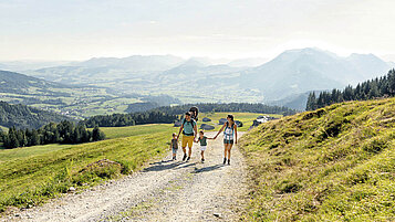 Wandern im Vorarlberg: Unternehmt eine gemeinsame Familienwanderung auf dem Schwarzenberg.