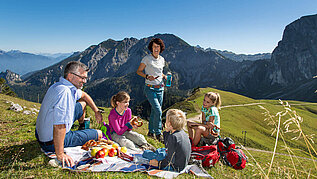 Familie beim Picknicken in den Allgäuer Alpen.