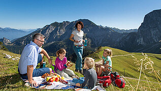 Familie beim Picknicken in den Allgäuer Alpen.
