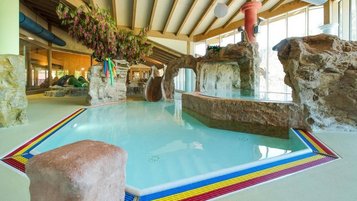 Großes Baby- und Kinderbecken mit schöner Steinoptik im Spa- & Familien-Resort Krone im Allgäu.