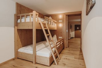 Gemütliches Kinderzimmer mit Stockbett im Familienhotel Habachklause.