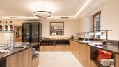 Moderner Buffetbereich im Familienhotel Oberkarteis mit stilvoller Beleuchtung, großzügiger Theke und frischem Frühstücksangebot.
