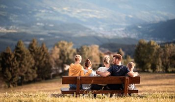 Familie beim Wandern im Familienurlaub in Südtirol im Sommer.