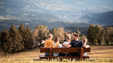 Familie beim Wandern im Familienurlaub in Südtirol im Sommer.