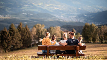 Familie beim Wandern im Familienurlaub in Südtirol im Sommer.