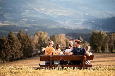 Familie beim Wandern im Familienurlaub in Südtirol im Sommer.