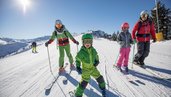 Kinderski auf der Piste des Familienhotels Galtenberg Family & Wellness Resort in Tirol..