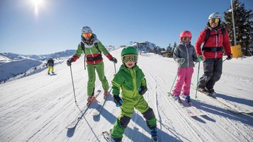 Kinderski auf der Piste des Familienhotels Galtenberg Family & Wellness Resort in Tirol..