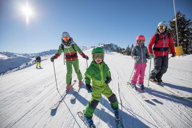 Kinderski auf der Piste des Familienhotels Galtenberg Family & Wellness Resort in Tirol..