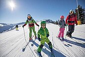 Kinderski auf der Piste des Familienhotels Galtenberg Family & Wellness Resort in Tirol..