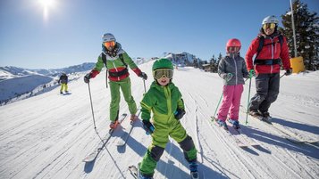 Kinderski auf der Piste des Familienhotels Galtenberg Family & Wellness Resort in Tirol..