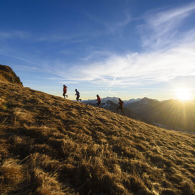 Gemeinsam auf den Berg macht es gleich viel mehr Spaß: Wandern als Gruppe in Tirol.