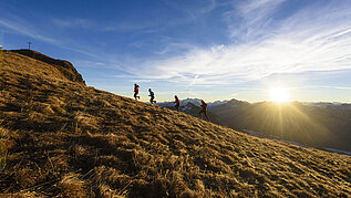 Gemeinsam auf den Berg macht es gleich viel mehr Spaß: Wandern als Gruppe in Tirol.