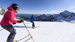 Skifahren im Winter macht einfach Spaß! Die Abfahrt in Grän Haldensee in Tirol bietet sich super für Familienausflüge.