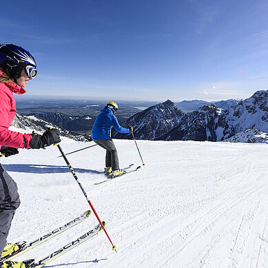 Skifahren im Winter macht einfach Spaß! Die Abfahrt in Grän Haldensee in Tirol bietet sich super für Familienausflüge.